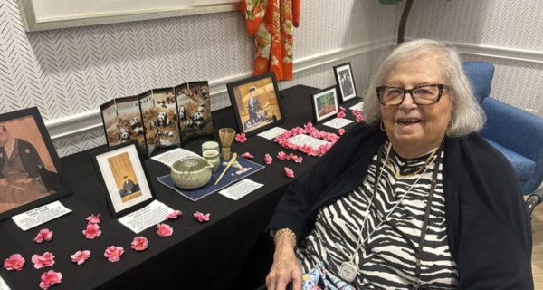 Resident at The Bristal at Bethpage enjoying the Immersive ARound the World Programming 